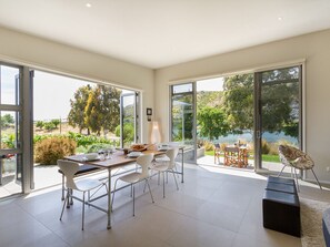 Dining - Sunhaven Lakeside - Cromwell Holiday Home (Cromwell)