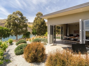 Property grounds - Sunhaven Lakeside - Cromwell Holiday Home (Cromwell)