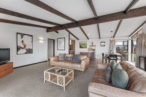 Living area - Acacia View at No. 3 - Acacia Bay Holiday Home (Acacia Bay)