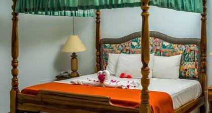 Deluxe Double 2, 1 King Bed, Garden View