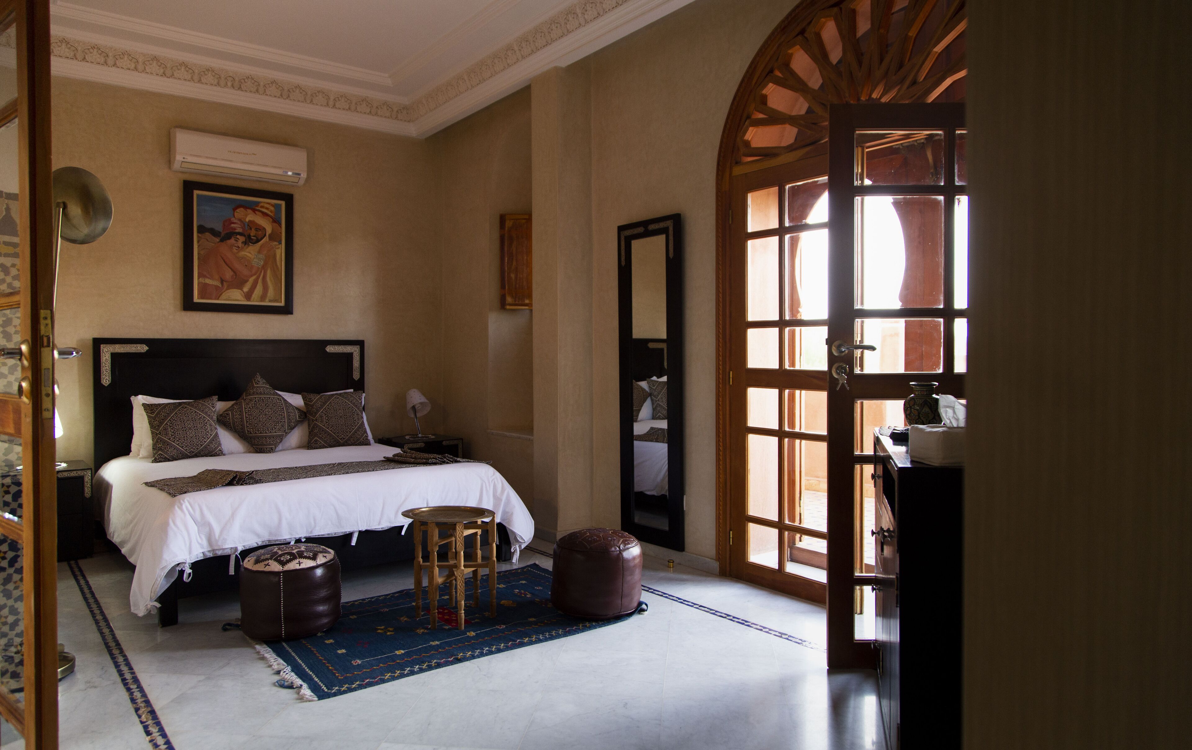Minibar, escritorio, cortinas blackout y wifi gratis 