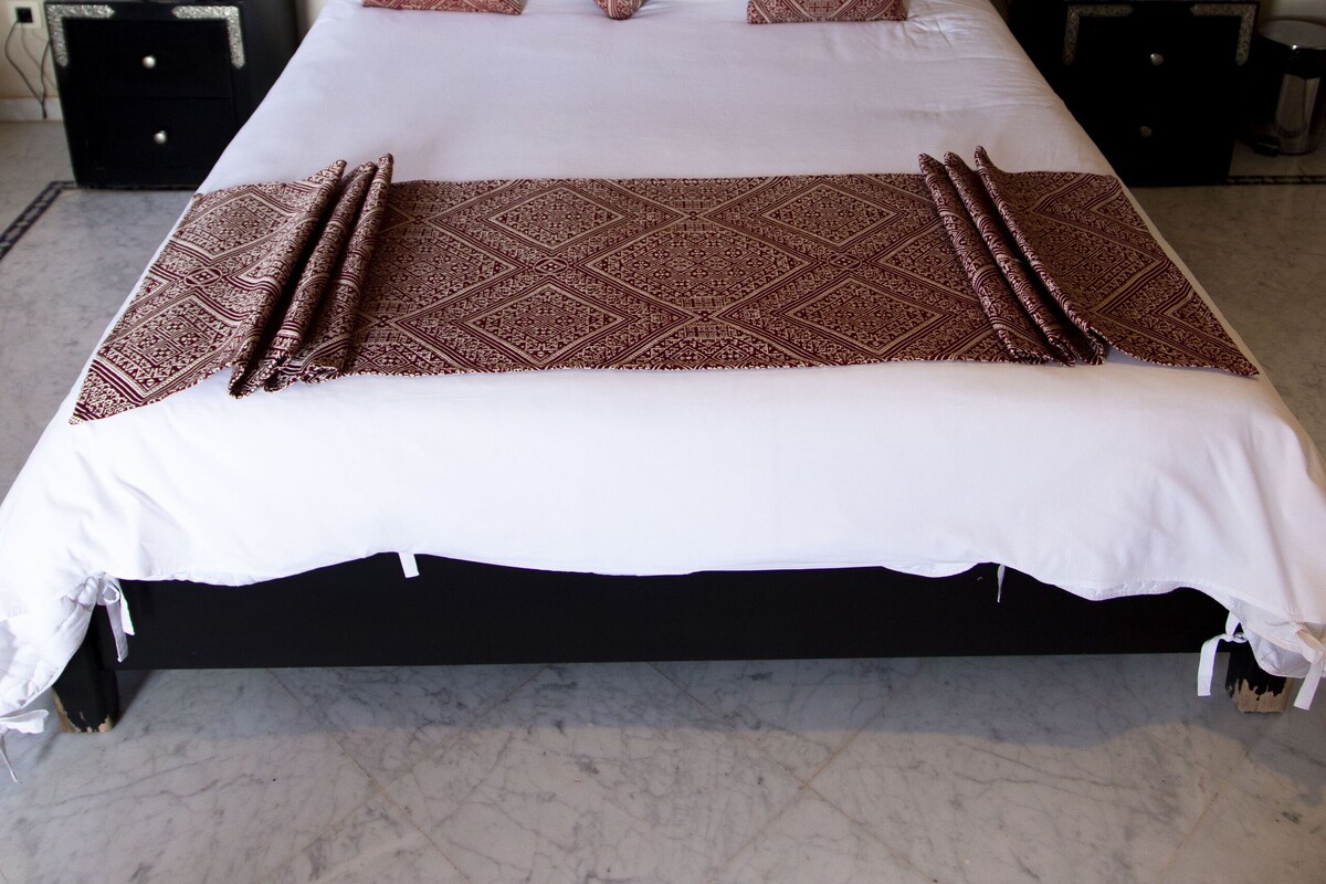 Minibar, escritorio, cortinas blackout y wifi gratis 