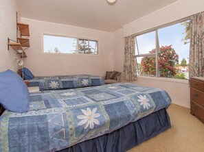 4 bedrooms, iron/ironing board, WiFi, bed sheets