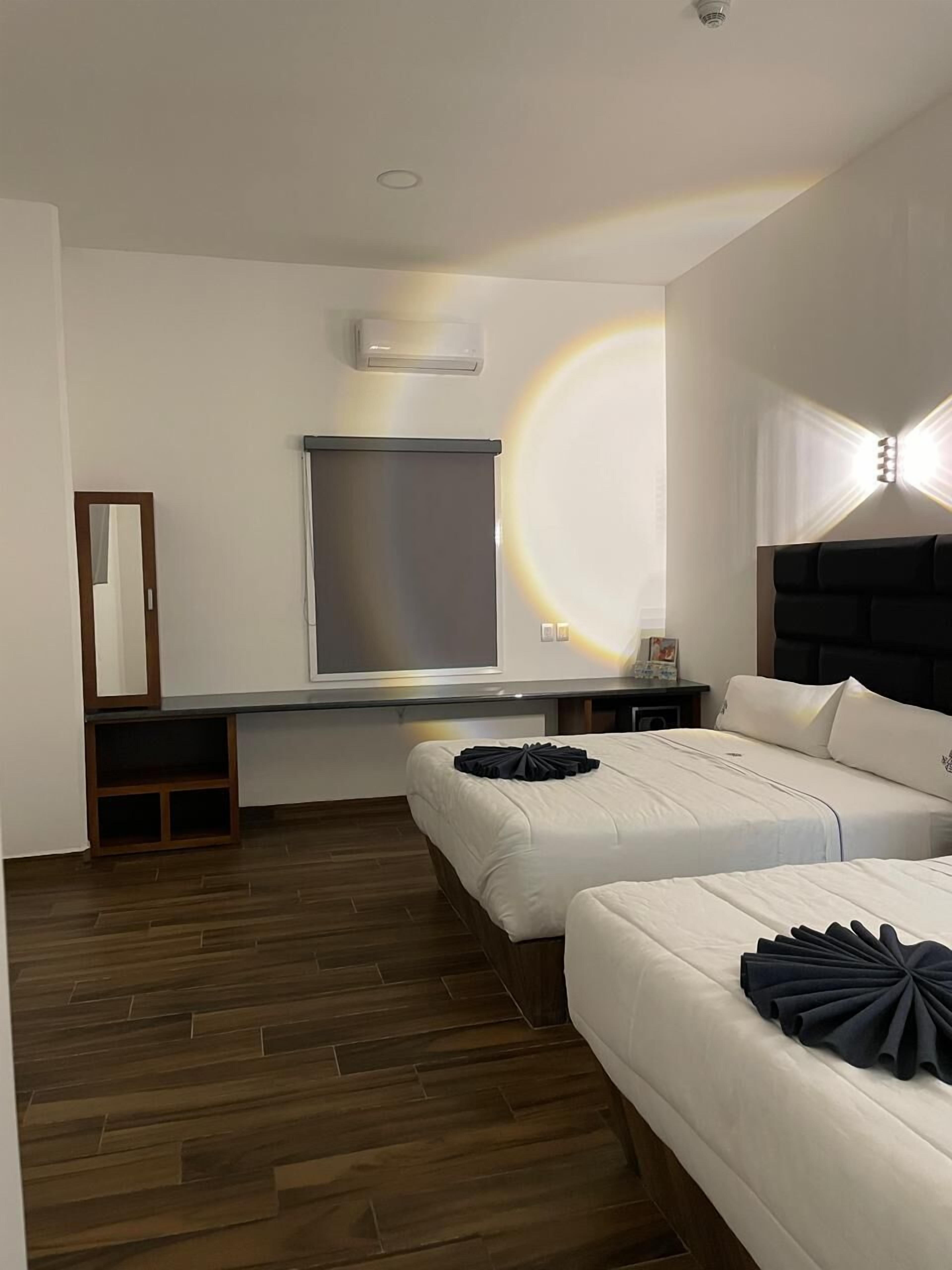 Double 2 King Beds | Safe på rommet, skrivebord og skrivebord for bærbar PC