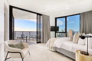 Ropa de cama de alta calidad y espacio para trabajar con un portátil