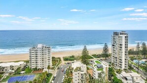 A coastal hotel with multiple high-rise buildings, a beach, and a clear view of the ocean. - Vue Broadbeach (Broadbeach)