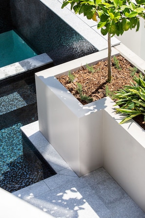 Outdoor pool - Vue Broadbeach (Broadbeach)