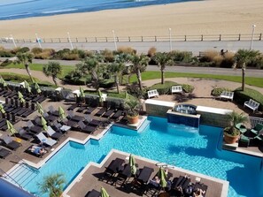 Een binnenzwembad, een buitenzwembad