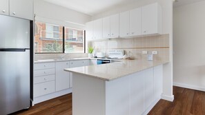 ثلاجة، ميكروويف، فرن، موقد طهي مسطح