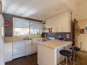 Fridge, microwave, oven, dishwasher - Brow Peak View - Arrowtown Holiday Home (Arrowtown)