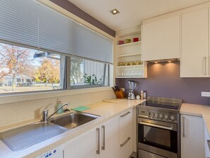 Een koelkast, een microgolfoven, een oven, een vaatwasser