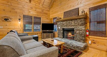 Rauhallinen koiraystävällinen hytti, jossa puulämmitteinen takka ja oma kylpytynnyri!