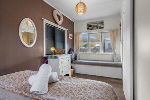 2 soverom, strykejern/-brett og sengetøy