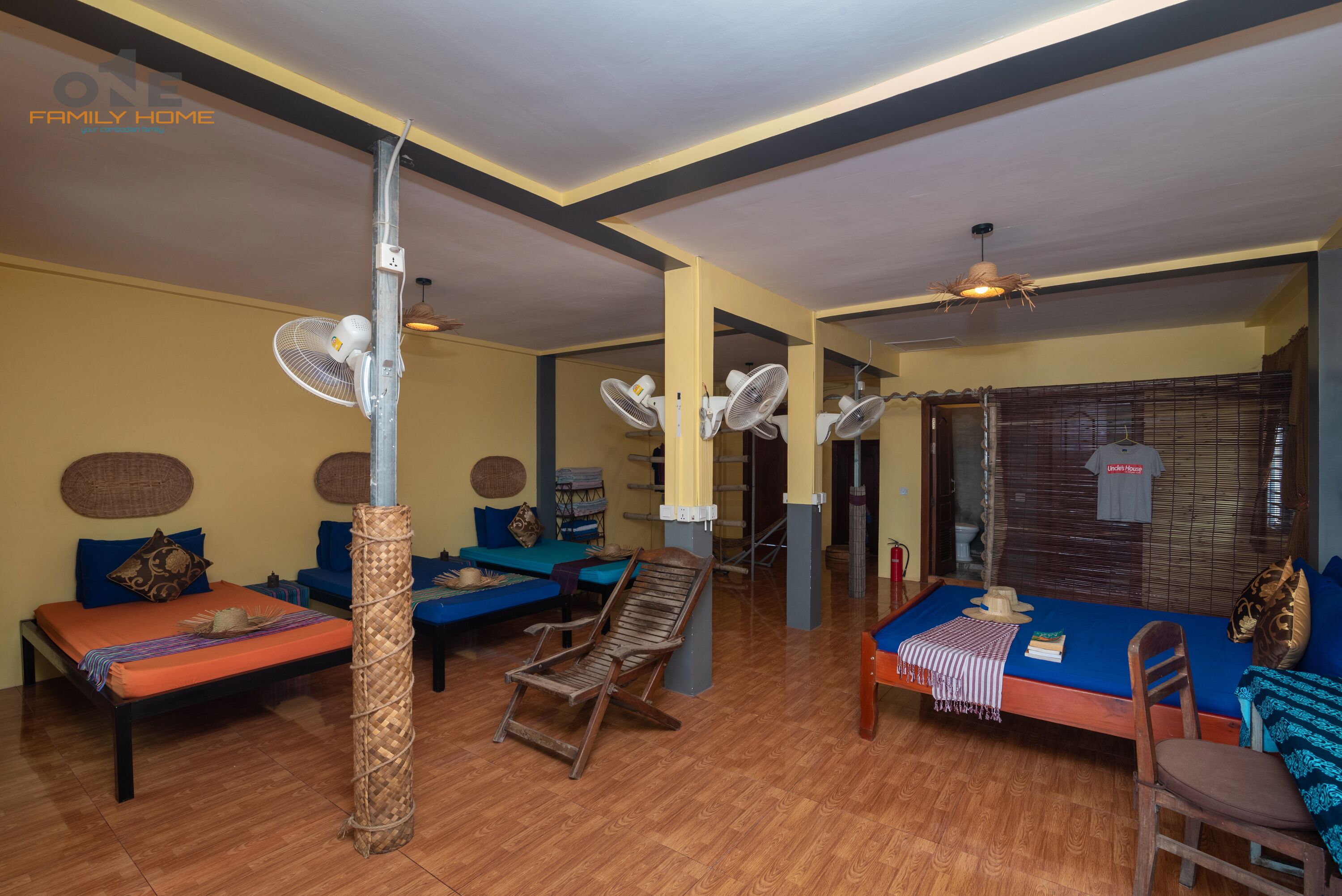 1 soveværelse, skrivebord, internetforbindelse, sengetøj