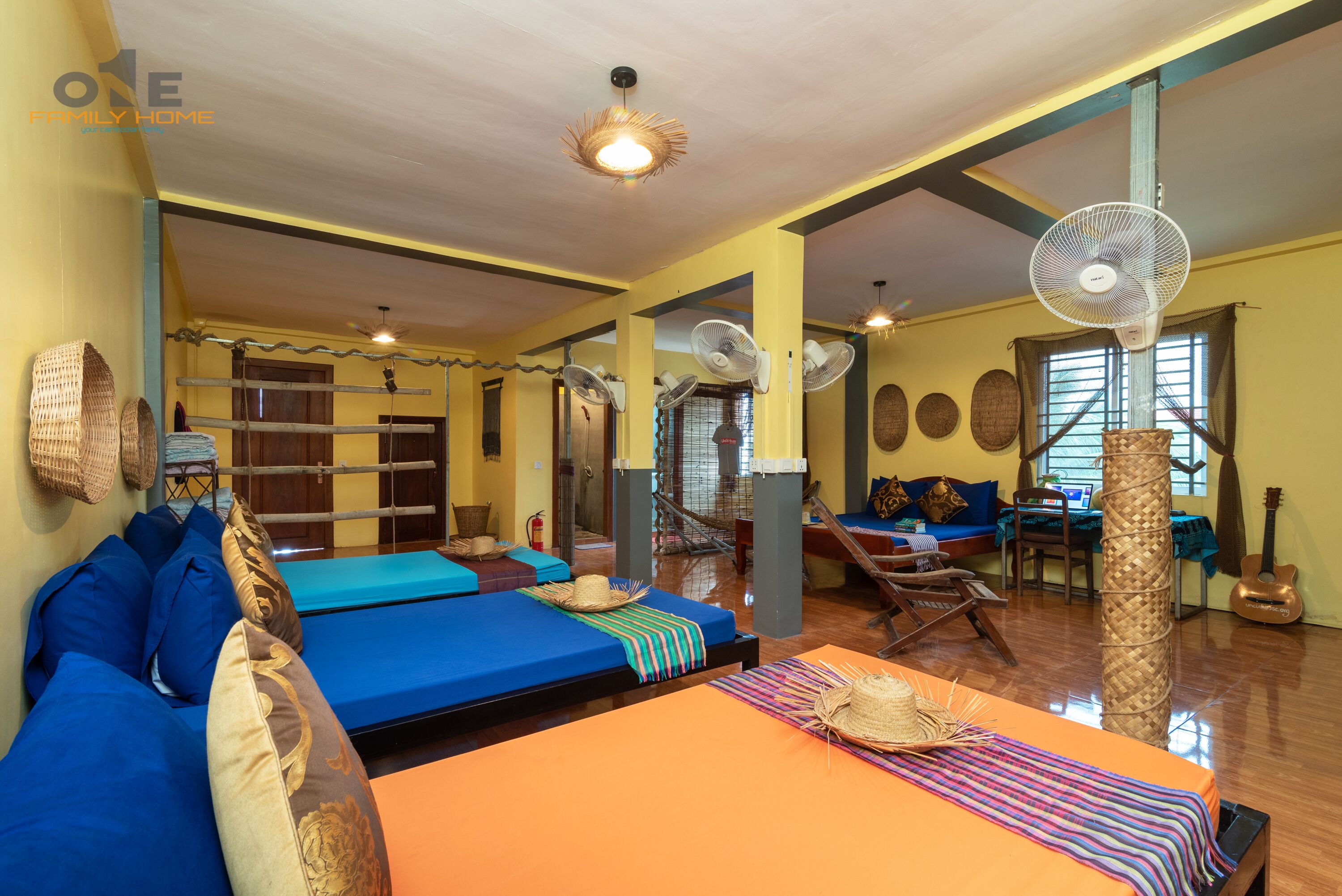 1 bedroom, desk, internet, bed sheets