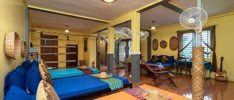 1 quarto, escrivaninha, acesso à internet, roupa de cama