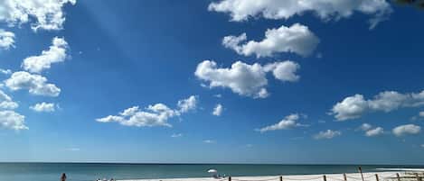 Ranta lähistöllä, rantapyyhkeitä