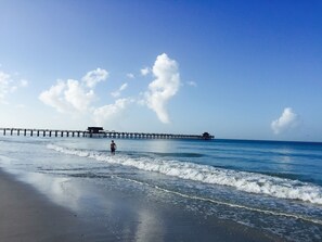 在海灘附近、沙灘巾