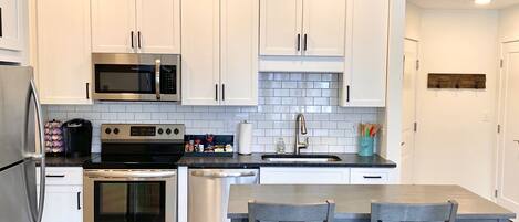 Geladeira, micro-ondas, fogão, cooktop