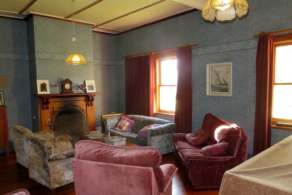 Villa, mit Bad | Wohnzimmer | Kamin