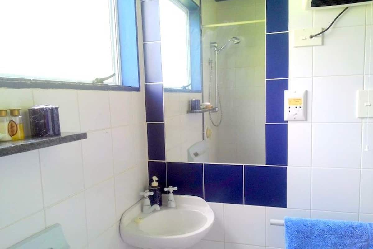 Doppel- oder Zweibettzimmer, Terrasse | Badezimmer