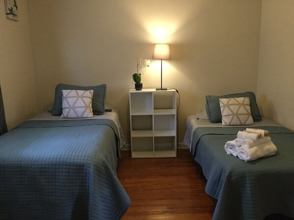 2 soverom, skrivebord, strykejern/-brett og wi-fi (inkludert)