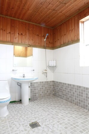 Deluxe Studio (T) | Bathroom