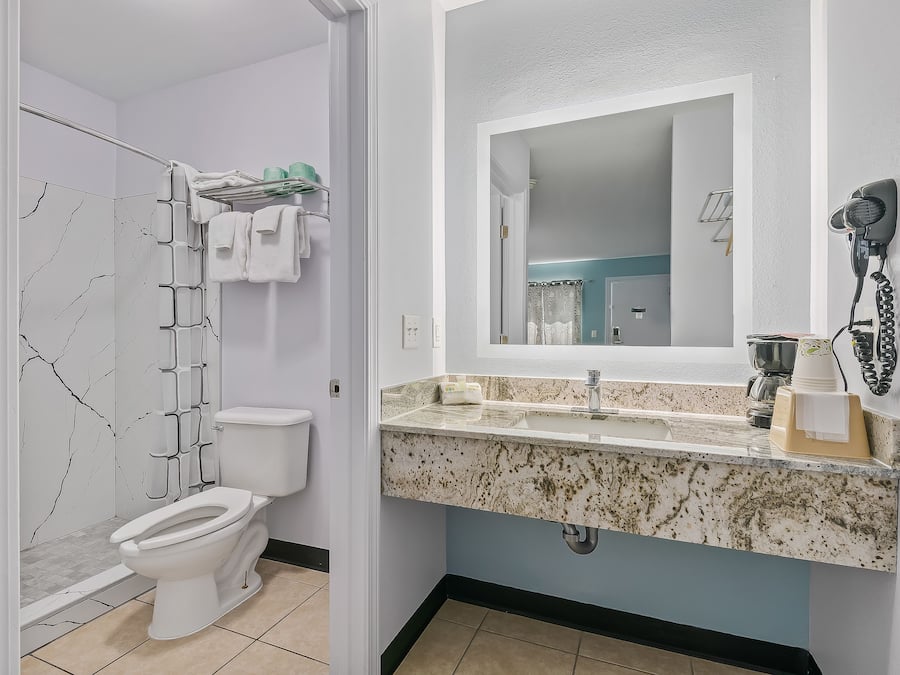 Ensemble douche/baignoire, articles de toilette gratuits