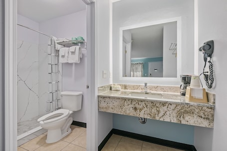 Combined shower/bathtub, free toiletries, towels, soap. Franklin Inn