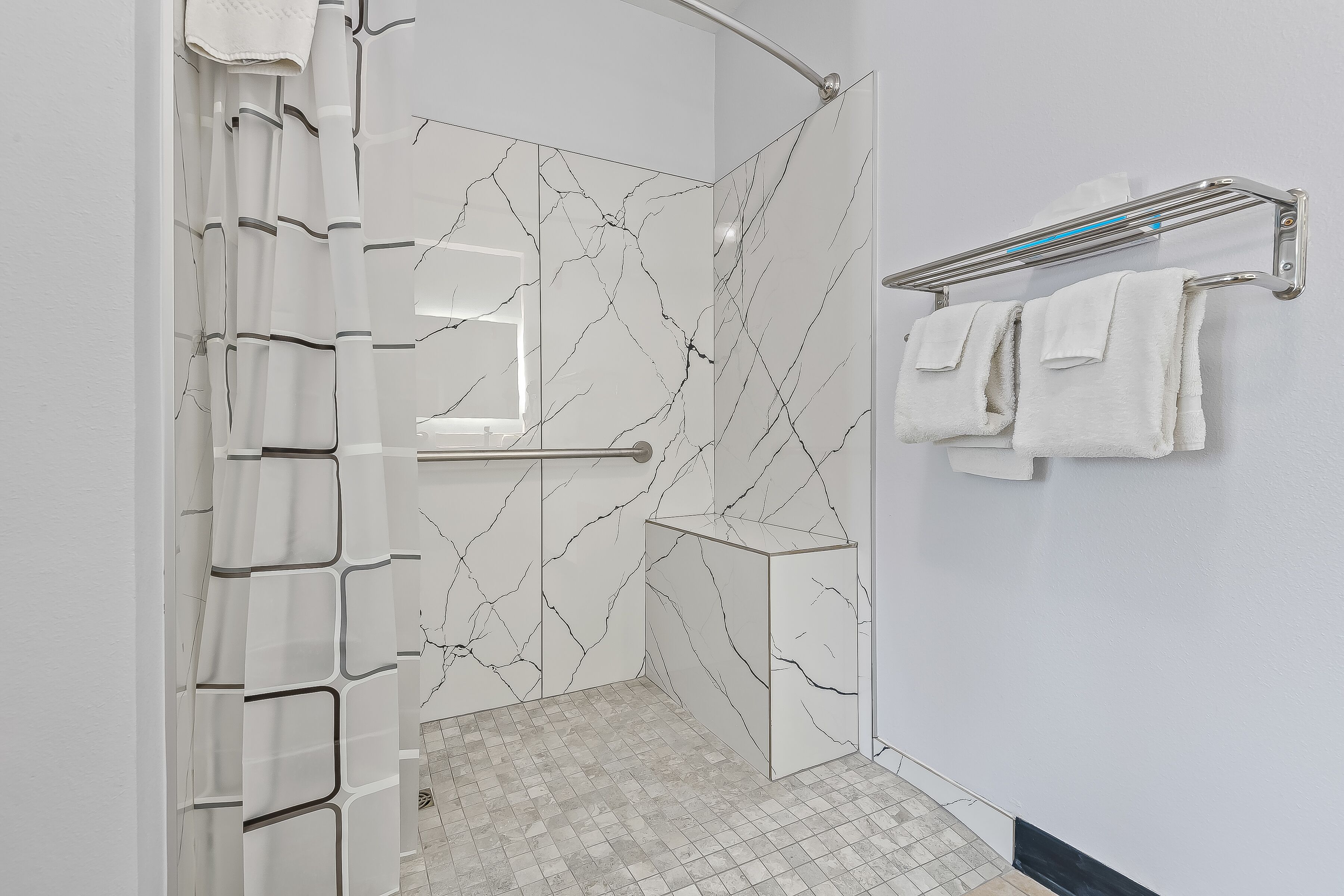 Chambre Simple Standard, 1 très grand lit, accessible aux personnes à mobilité réduite, non-fumeurs | Salle de bain | Ensemble douche/baignoire, articles de toilette gratuits