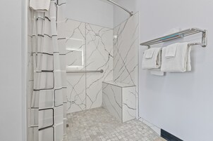 Quarto solteiro standard, 1 cama King, acessível, para não fumantes | Banheiro | Chuveiro/banheira combinados, produtos de toalete grátis