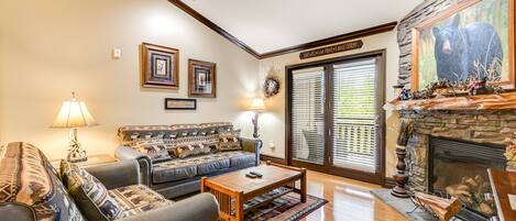 テレビ、暖炉、DVD プレーヤー