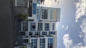 Un bâtiment moderne sur lequel on peut lire l’inscription « LAURA MICHELLE XXIV ».