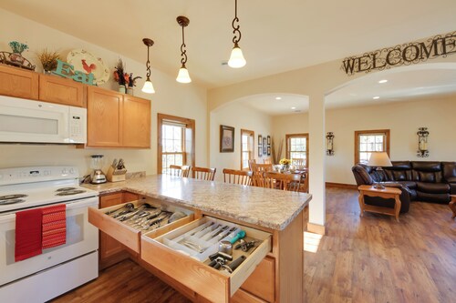 'McJugger’s Loft:' Walk to Lake, Park, Restaurants