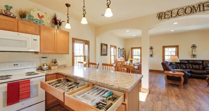 'McJugger’s Loft:' Walk to Lake, Park, Restaurants