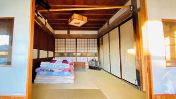 Habitación triple tradicional, para no fumadores, vista al jardín (Semi-Private) | Wifi gratis y ropa de cama