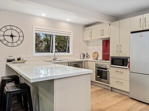 Een koelkast, een microgolfoven, een oven, een vaatwasser