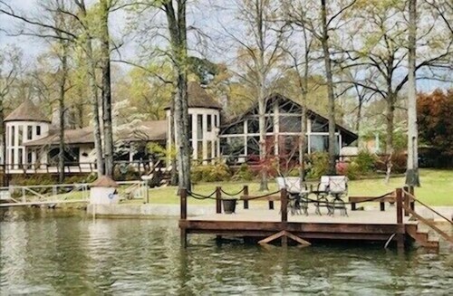 House in Hot Springs; quiet neighborhood; On the lake