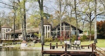 House in Hot Springs; quiet neighborhood; On the lake