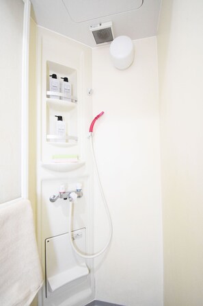 Apartment (101) | Bathroom shower - Oval Tokyo Ikesan 101 (Tokyo)