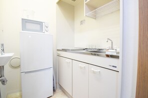 Departamento (101) | Cocineta privada | Refrigerador, microondas, parrilla de estufa y utensilios de cocina 