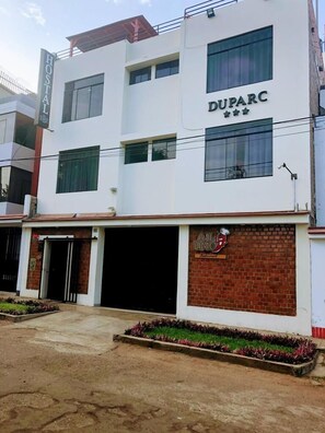 Front of property - Hostal Du Parc (Trujillo)