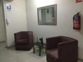 32-inch Smart TV with cable channels, TV, pay movies