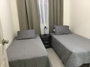 Classic Twin Room | Hypo-allergenic bedding, down comforters, individually furnished - Hostal Du Parc (Trujillo)