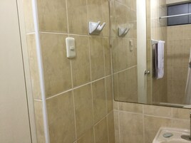 Habitación clásica doble | Baño | Ducha, cabezal de ducha tipo lluvia, suelo radiante y toallas