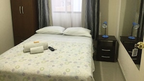 ห้องคลาสสิกดับเบิล | เครื่องนอนป้องกันสารก่อภูมิแพ้, ผ้านวมขนเป็ด, พื้นที่ทำงานแบบใช้แล็ปท็อป