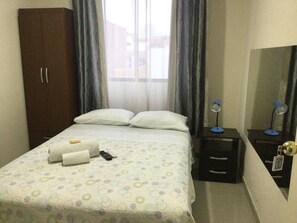 Classic Double Room | Hypo-allergenic bedding, down duvets, individually furnished - Hostal Du Parc (Trujillo)