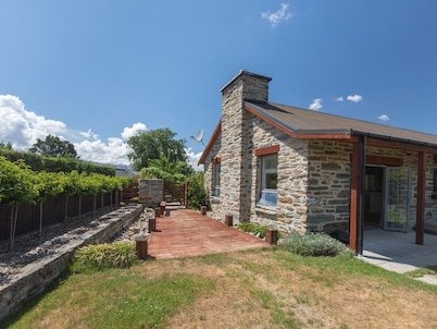 Modern Cottage Charm - Albert Town near Wanaka