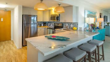 Réfrigérateur, micro-ondes, four, plaque de cuisson