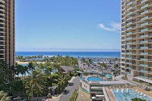 Outdoor pool - Ilikai Luxury Suites (Honolulu)